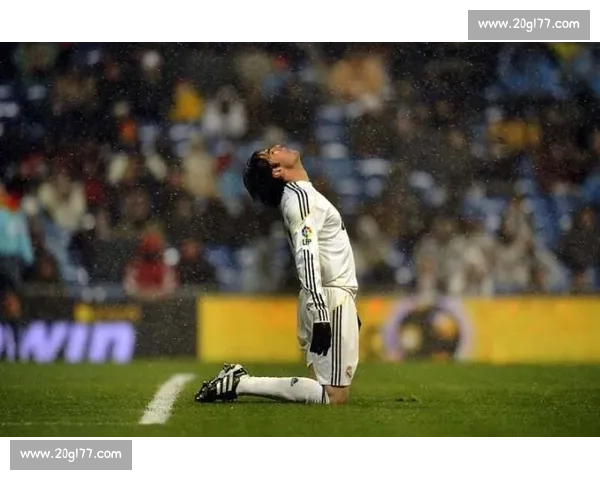 首尔传奇赛：卡卡小罗领衔足坛巨星重燃绿茵激情